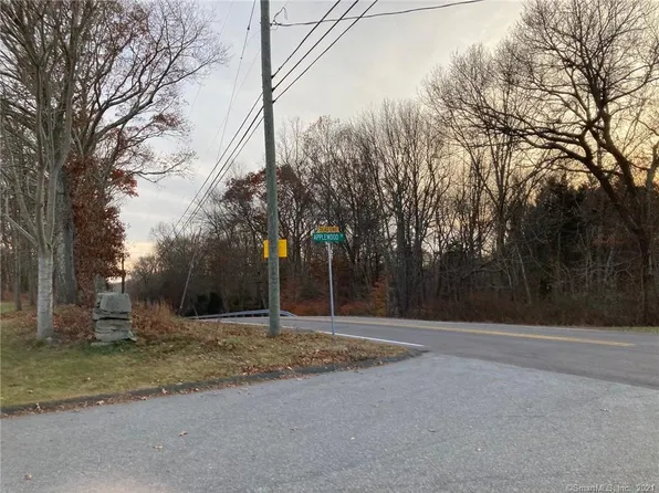 16 Applewood Dr, Ledyard, CT 06339