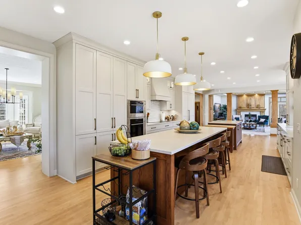 2 Bent Tree Ln, North Oaks, MN 55127