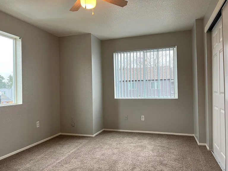 Pointe West Apartments — Photo 12