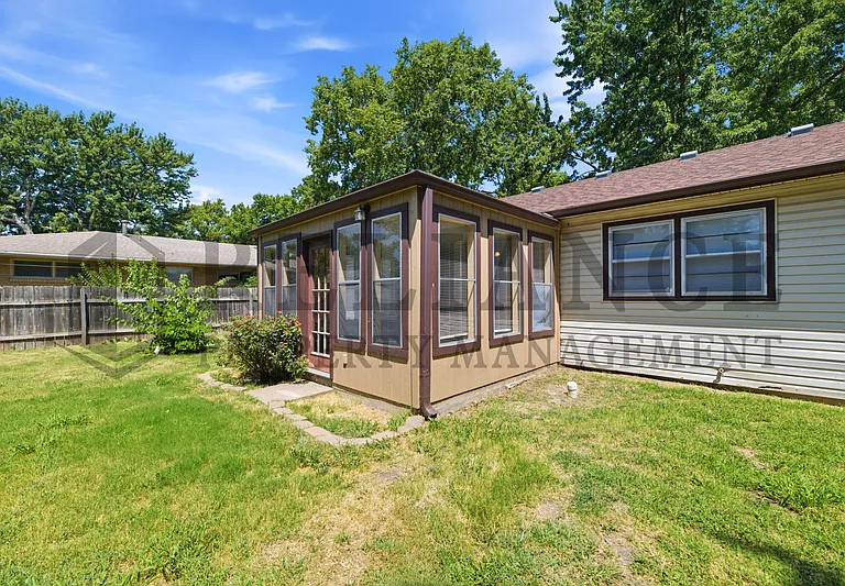 2103 W Columbine Ln — Photo 13