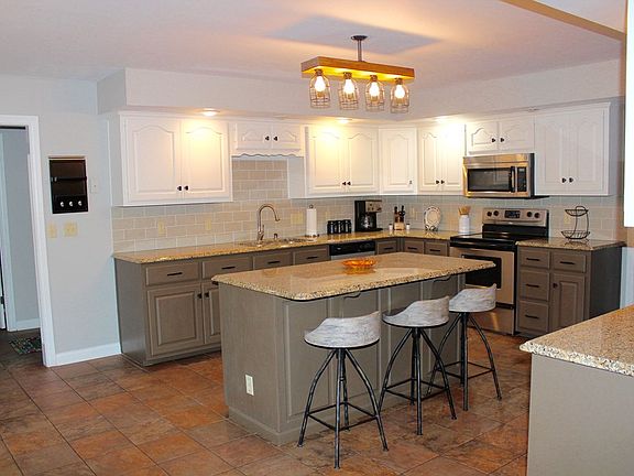 4th image of 120 Pin Oak Ln
