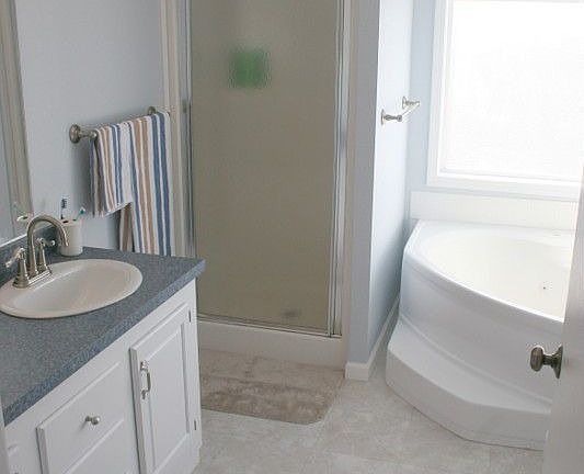 Master bath w/double sinks & jetted garden tub