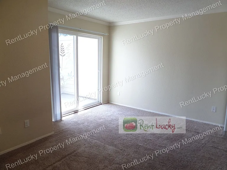 3233 NE 12th St #302 — Photo 12