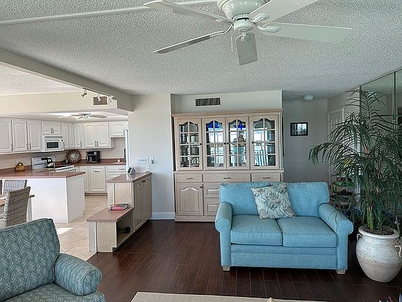 3rd image of 4203 Bay Beach Ln APT 3H