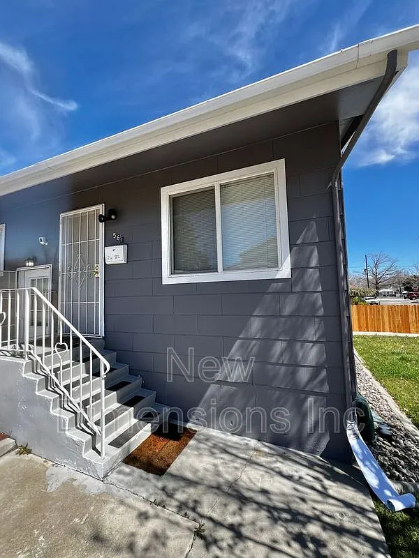 3 bed, 1.0 bath, 1000 sqft, $2,025 — Photo 2
