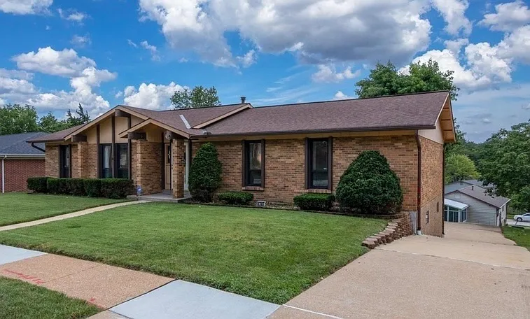 4 bed, 2.5 bath, 2065 sqft, $3,000 — Photo 1