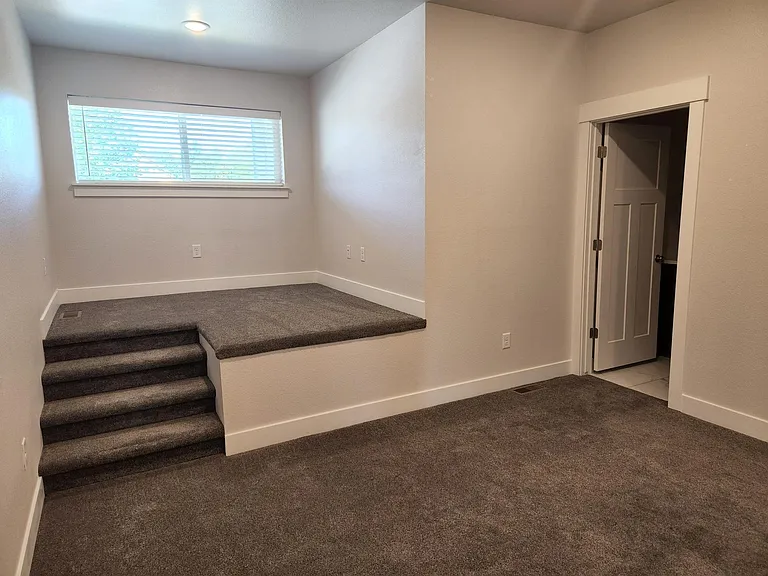 Bedroom 2/ with desk area