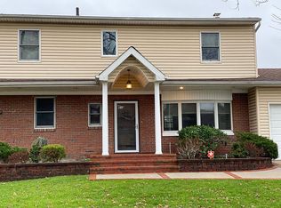 907 Cedarhurst St, Valley Stream, NY 11581