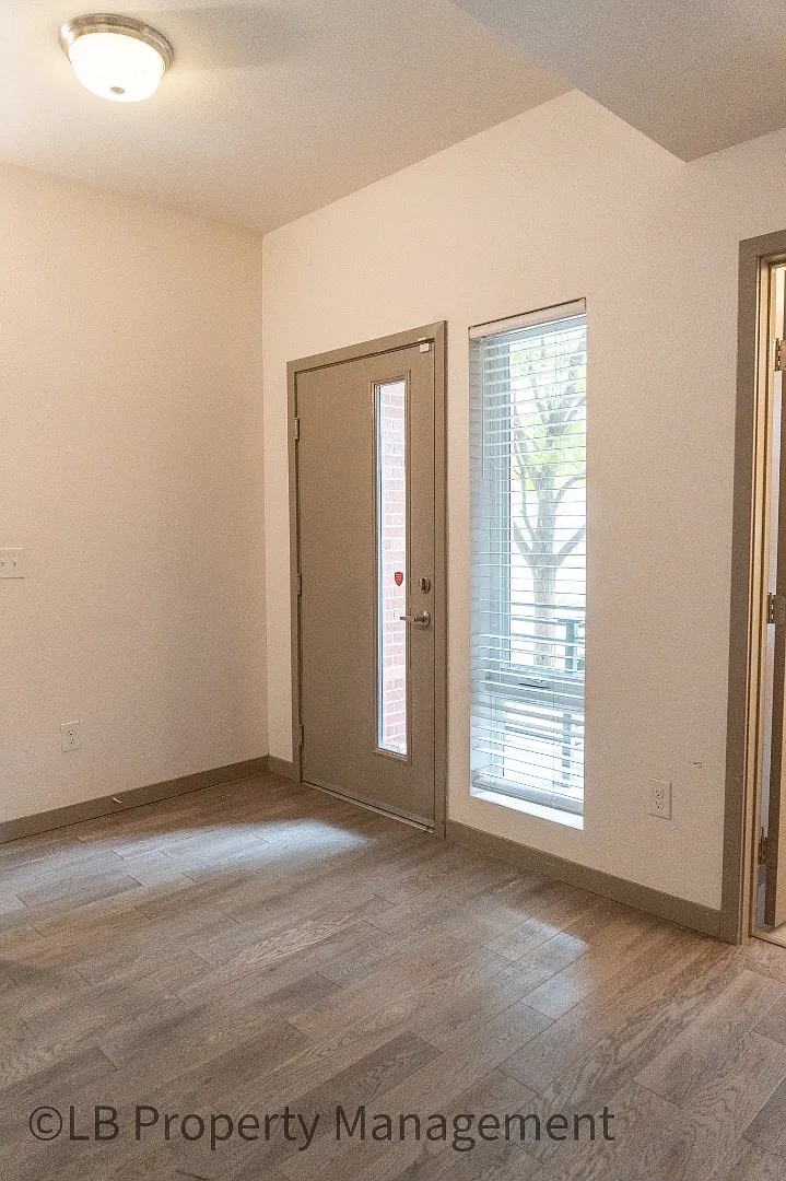 2200 Tremont Pl - 2200 Tremont Place, Unit 3 — Photo 2