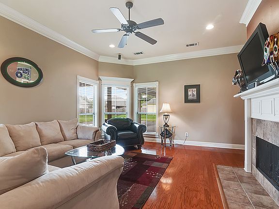 4th image of 11072 Garrett Dr