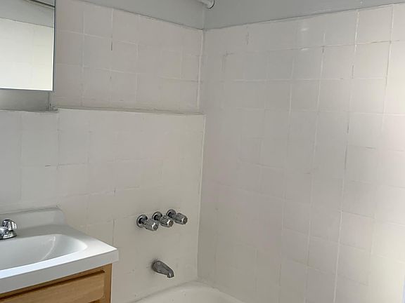 3rd image of 615 Pelham Pkwy N #55J