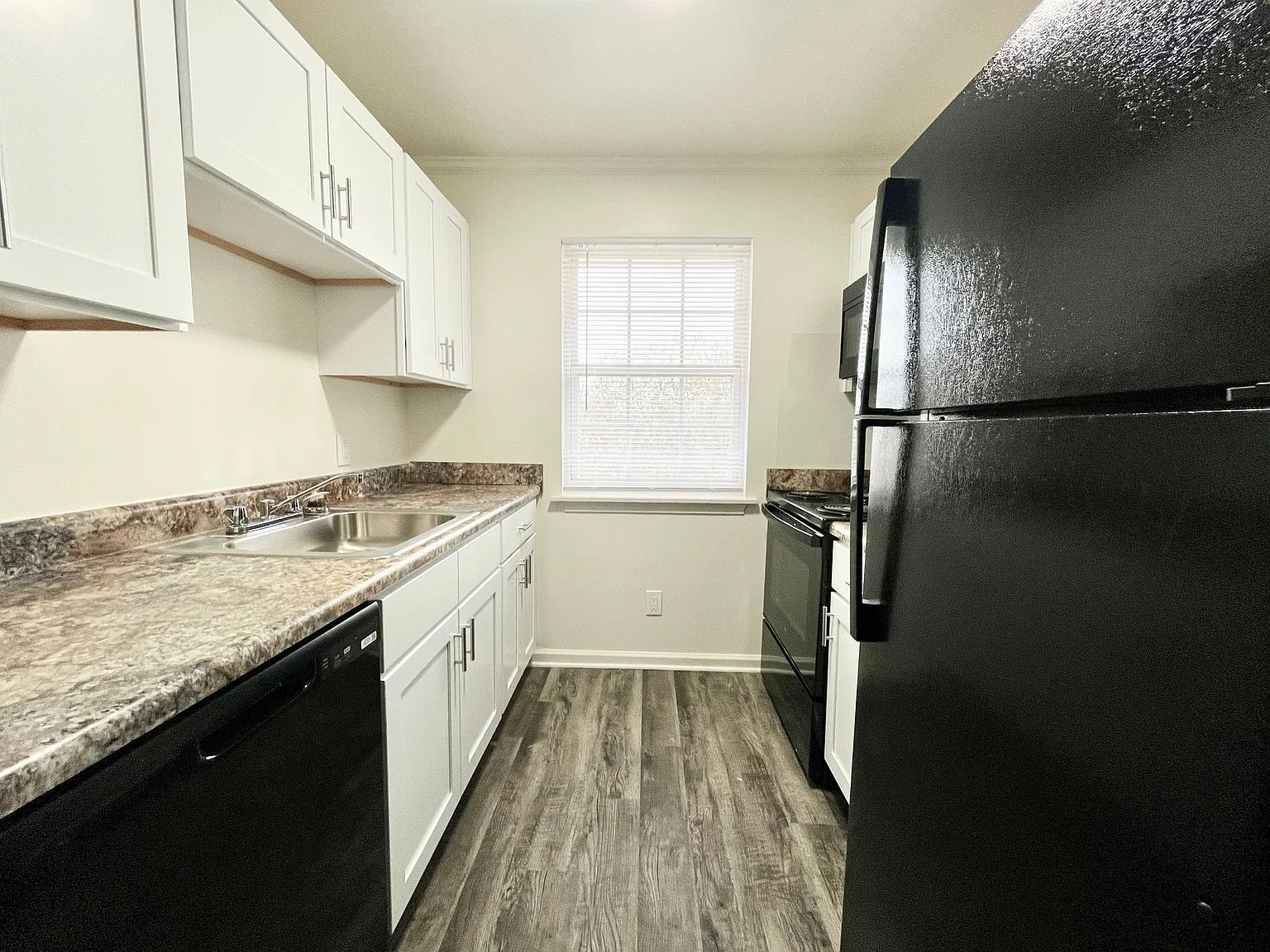 Collinwood Apartments — Photo 1