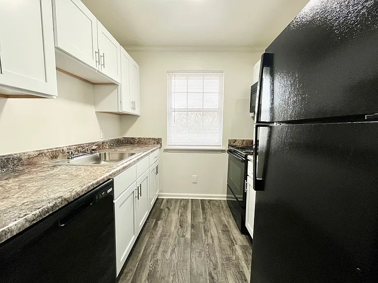 Collinwood Apartments — Photo 1