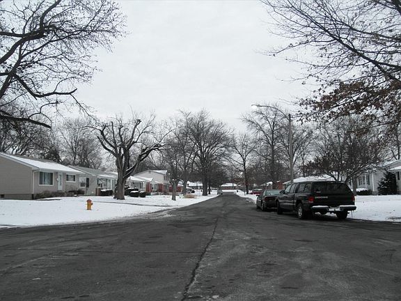 4th image of 16 Regina Ct
