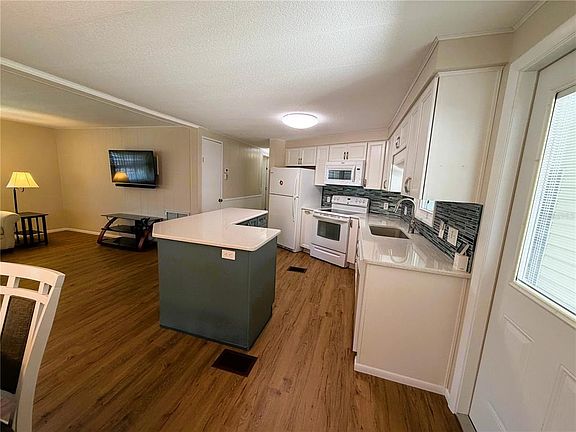 5th image of 101 Marigold St