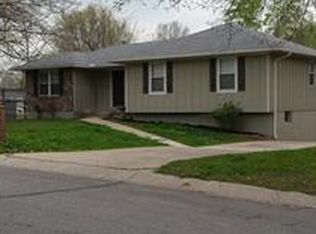 409 SW Stonewood Ct, Blue Springs, MO 64014