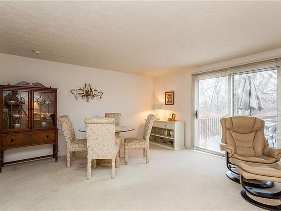 4th image of 223 Clearbrook Ct