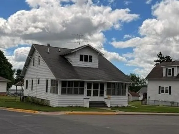 90 Park St, Benton, WI 53803