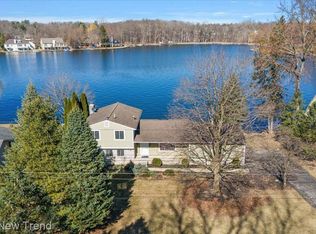 7135 Capri Dr, White Lake, MI 48383