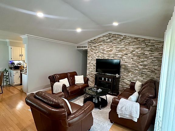 4th image of 7598 Woodview Dr #32