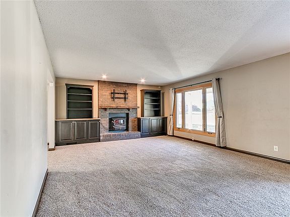 4th image of 205 NW Applewood St