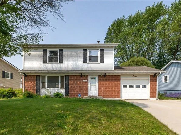 2259 Saint John Dr, Dubuque, IA 52002