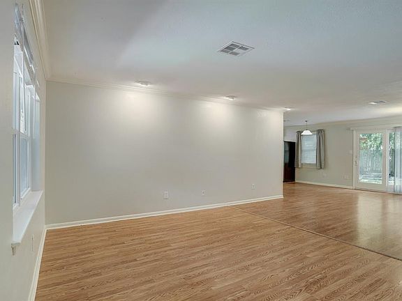 3rd image of 405 Oak Vista Dr