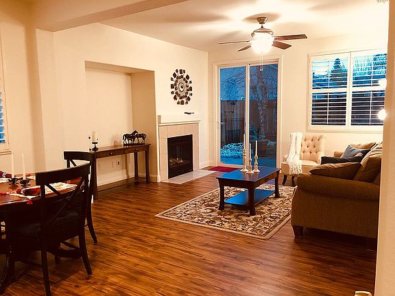 Living Room w/ gas fireplace