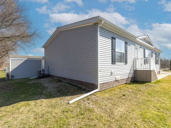 1181 Maple Leaf Ct #29, Charlotte, MI 48813