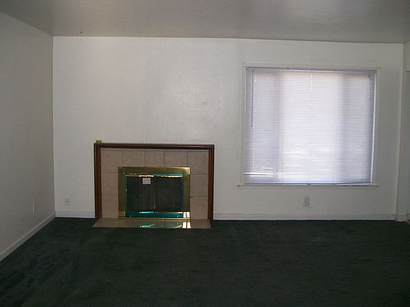 Living Room w/fireplace