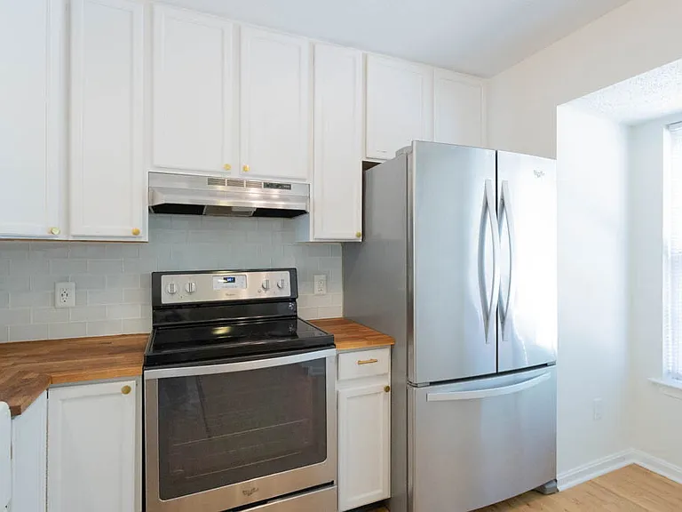 405 Lakeview Ct — Photo 5