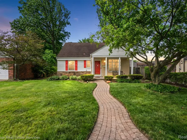 2371 Allard Ave, Grosse Pointe Woods, MI 48236
