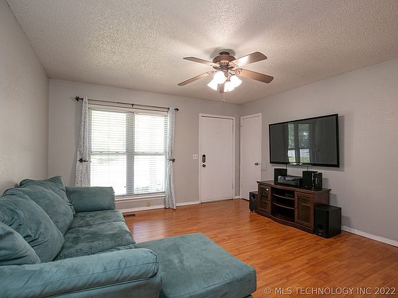 4th image of 220 E Glenpool Blvd