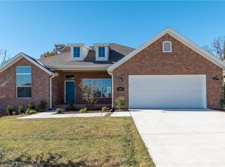 2707 N Grey Squirrel Dr, Fayetteville, AR 72704