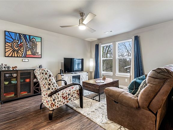 3rd image of 32 Nantucket Dr