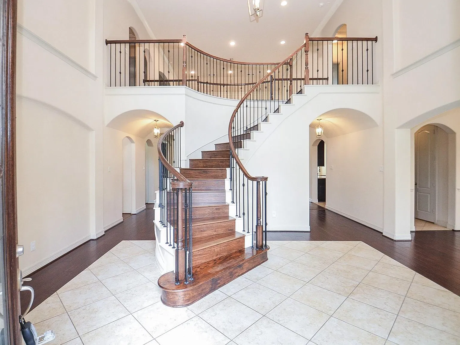 5 bed, 4.0 bath, 4408 sqft, $3,900 — Photo 4