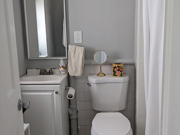 4th image of 329 L St NE