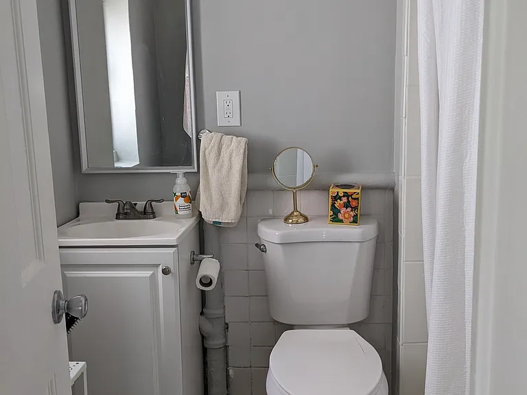 329 L St NE — Photo 4