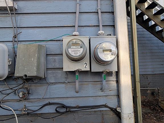 5th image of 884 Grove St