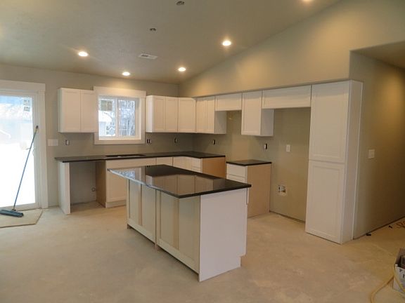 5th image of 420 E 4th St