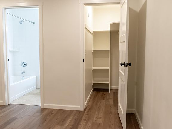 5th image of 8382 Edison Dr