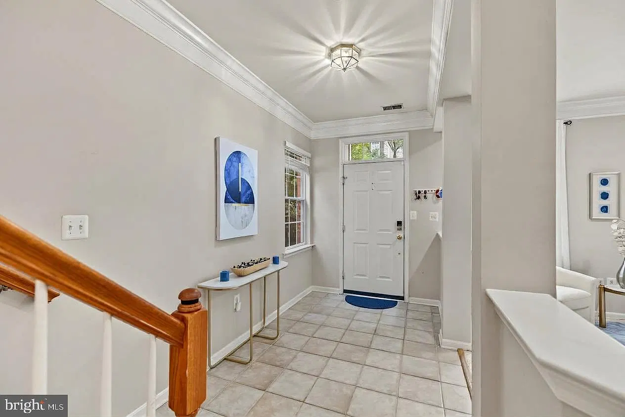 3 bed, 3.5 bath, 2400 sqft, $4,200 — Photo 4