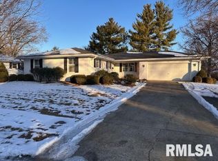 6 Ivywood Dr, Jacksonville, IL 62650