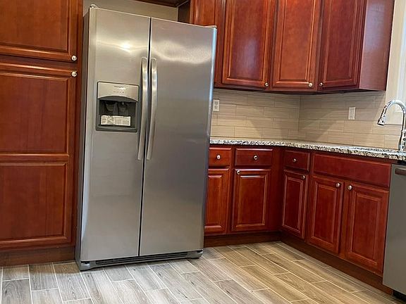 3rd image of 194 Myrtle Ave Floor 1