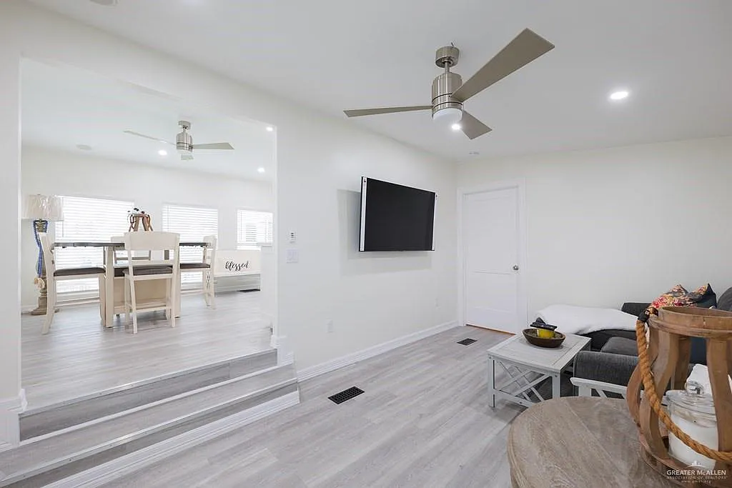 2 bed, 2.0 bath, 800 sqft, $2,850 — Photo 2