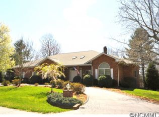 180 Sweetwater Hills Dr, Hendersonville, NC 28791