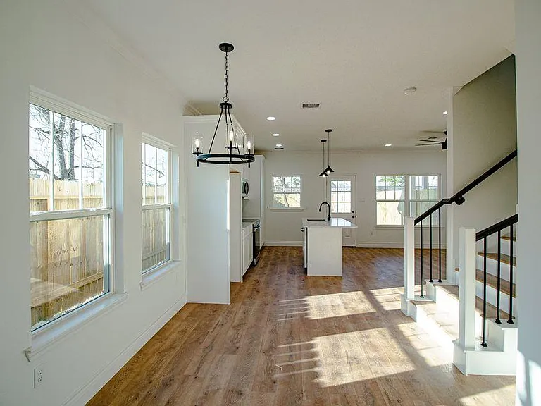 924 W Austin St #B — Photo 2