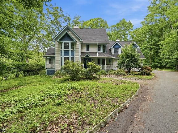 3rd image of 4 Meadow Oak Dr