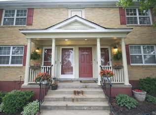 8846 Eager Rd, Saint Louis, MO 63144