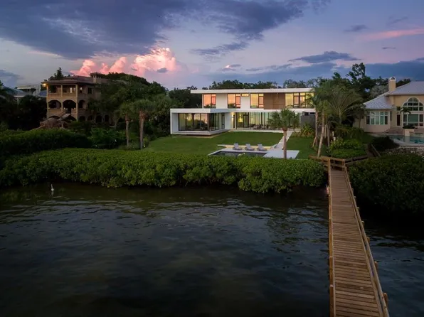 1500 Bayview Dr, Sarasota, FL 34239